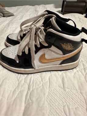 Nike Air Jordan 1 Mid SE Patent Black Gold White Sneakers Preschool Size 13C